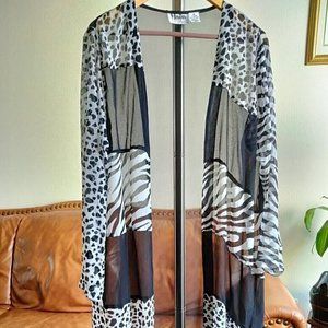 MAIN STREET BLACK AND WHITE LONG KIMONO SIZE L